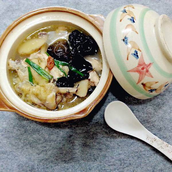 滋补的枸杞香菇蒸鸡腿