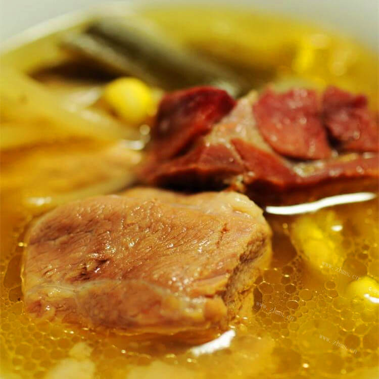 可口的骨头汤炖黄豆芽