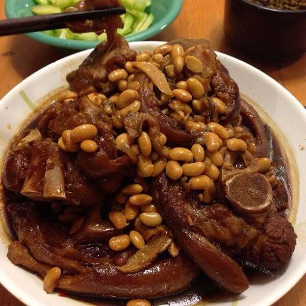 营养的黄豆炖蹄膀