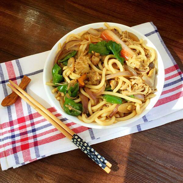 美味的肉片乌冬面