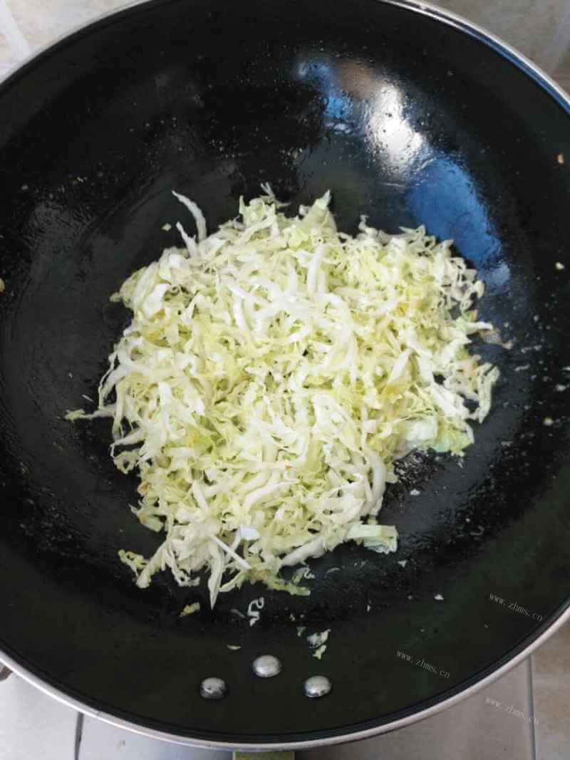 美味的闽南排挡炒面做法图解4)
