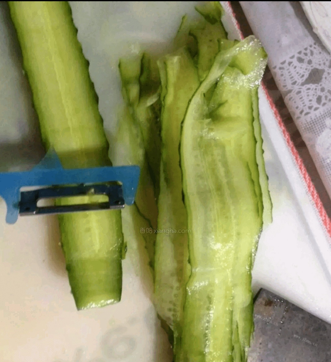 美味的爽口黄瓜火腿卷做法图解1)