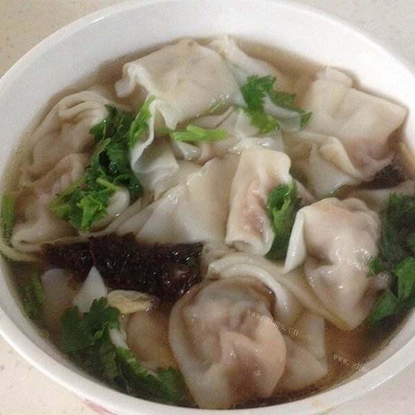 可爱的儿童小馄饨