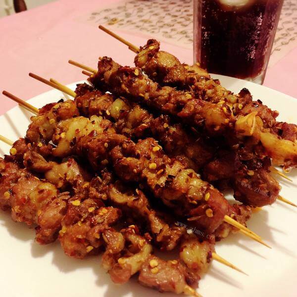 美味的香草烤羊腩肉串