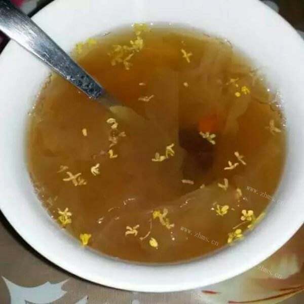 美味的红糖百合银耳汤