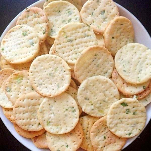 美味的香葱全麦苏打饼干