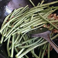 美味的肉沫煸豇豆做法图解4)