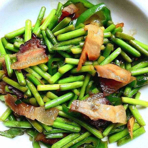 可口的蒜苔肉片