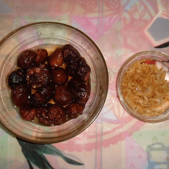 自制酸菜馅水饺做法图解4)