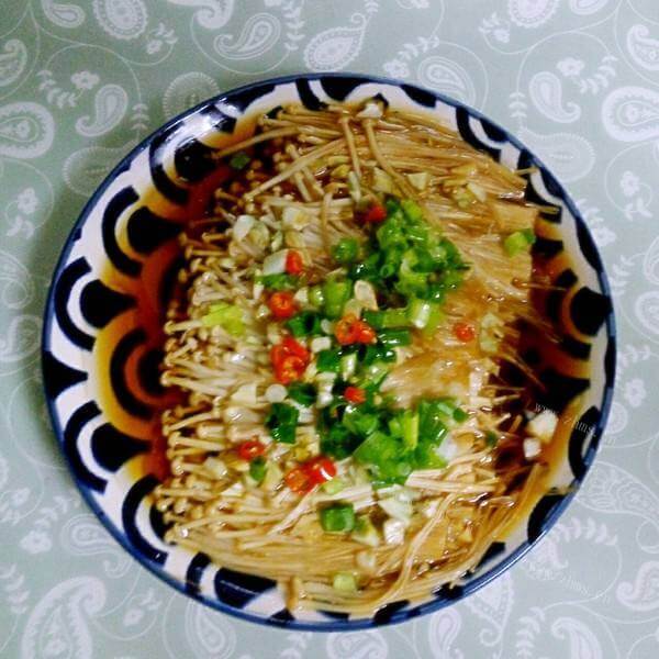 美味的蒜蓉蒸金针菇