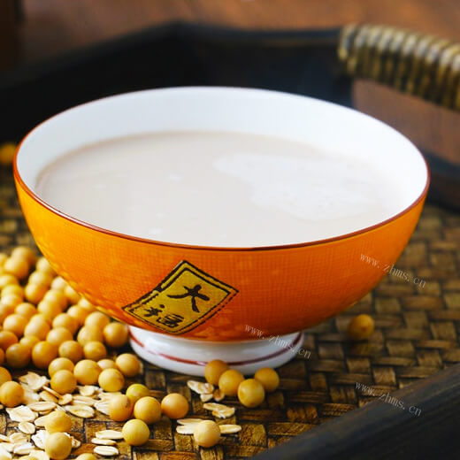 自制的桂圆黑豆豆浆
