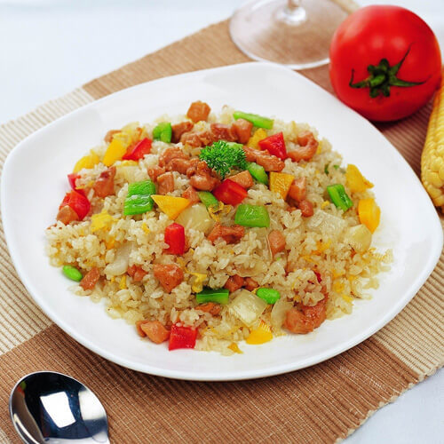 美味的蔬菜肉末炒饭
