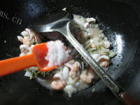 鲜美下饭的腌白菜炒海鲜做法图解7)