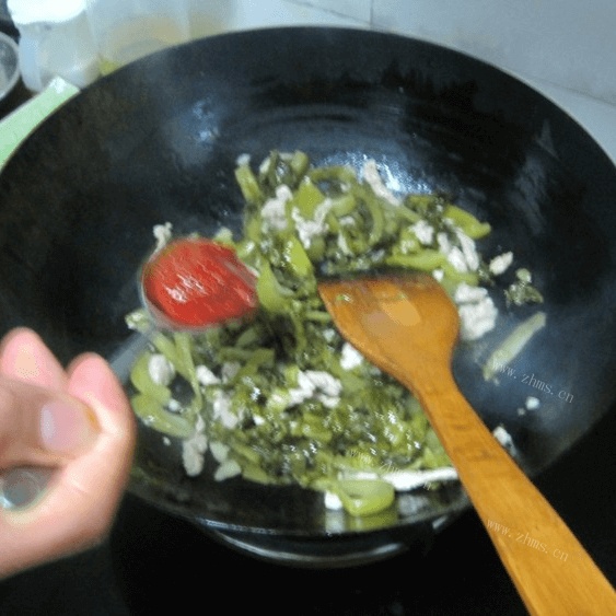 下饭的酸菜肉丝面做法图解5)