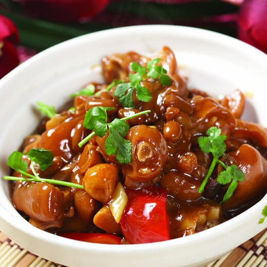 热乎乎的萝卜花生小米粥