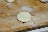可口的迷你豆沙面包卷做法图解4)