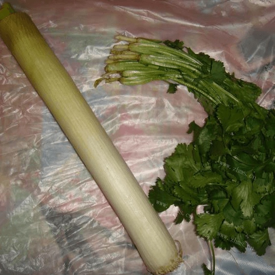 自制酸菜馅水饺做法图解3)