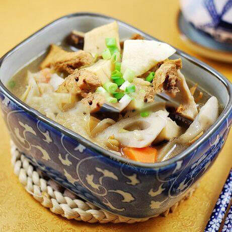 美味的冬笋香菇炖三黄鸡