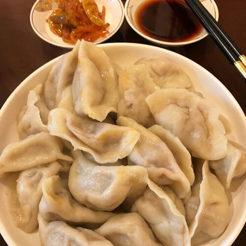 美味的双色芹菜猪肉饺