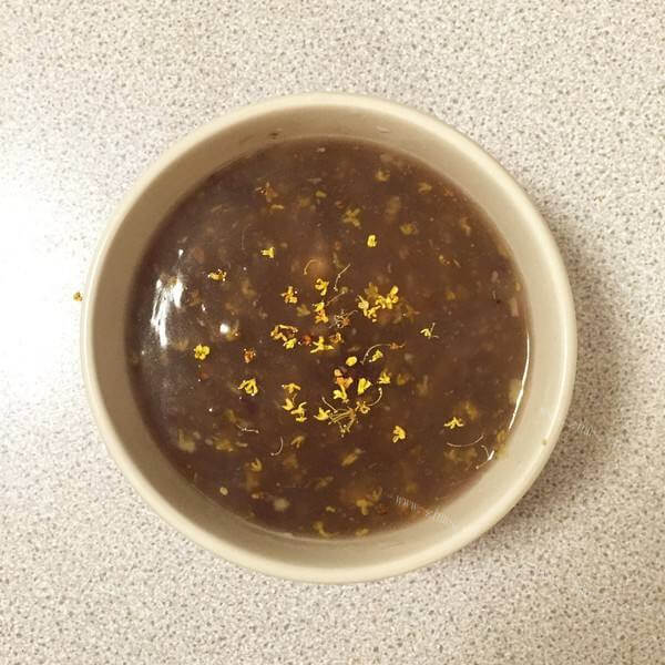 嫩滑的椰枣藕粉羹