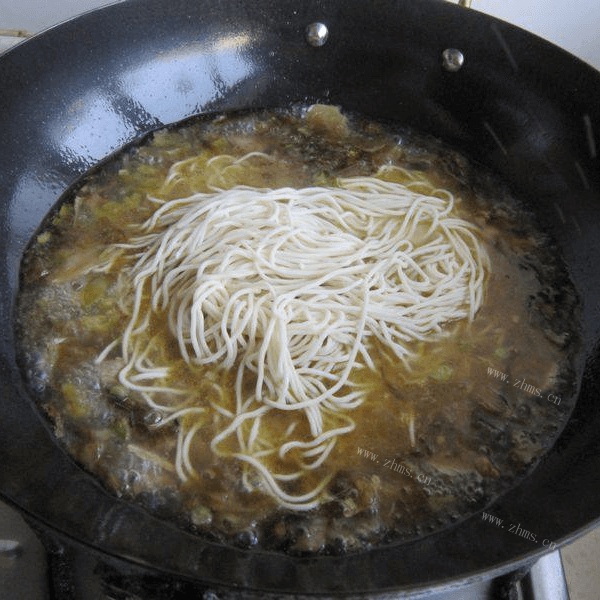 美味的酸菜肉丝面做法图解9)