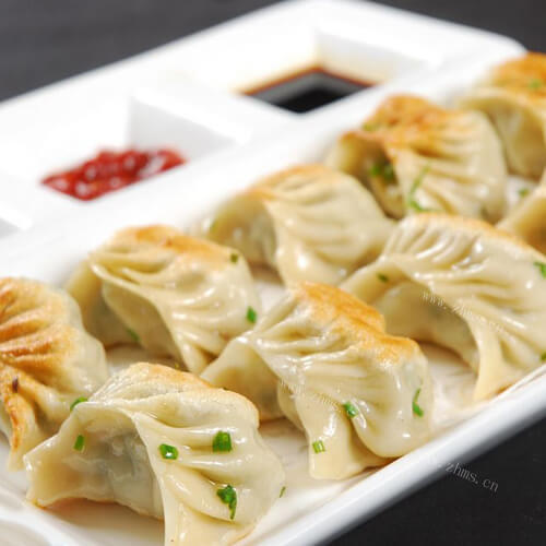 热腾腾的尖椒鸡蛋香菇饺子