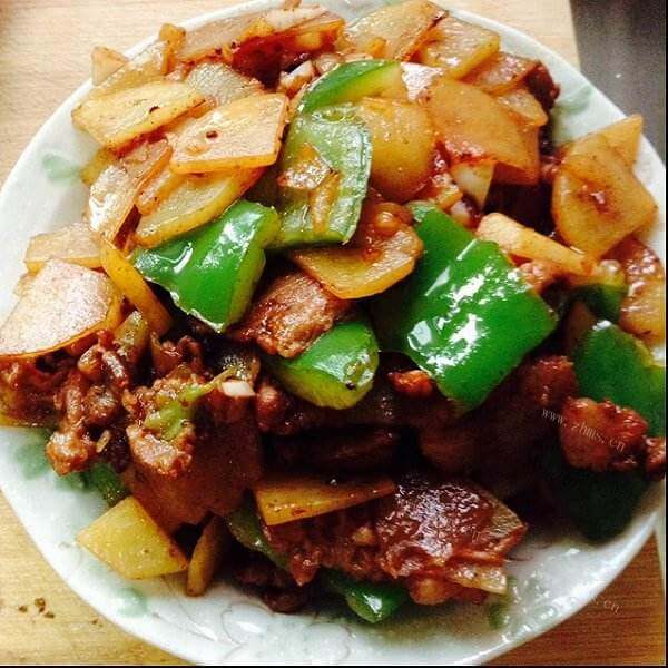 焖煮的土豆肉片