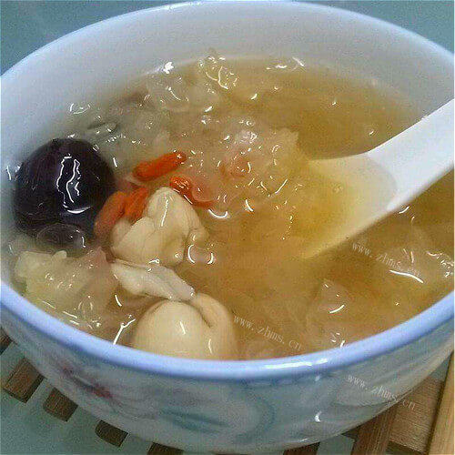 甜蜜快手银耳莲子羹