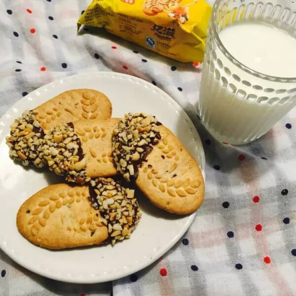 美味电饭锅花生仁糯米粉饼