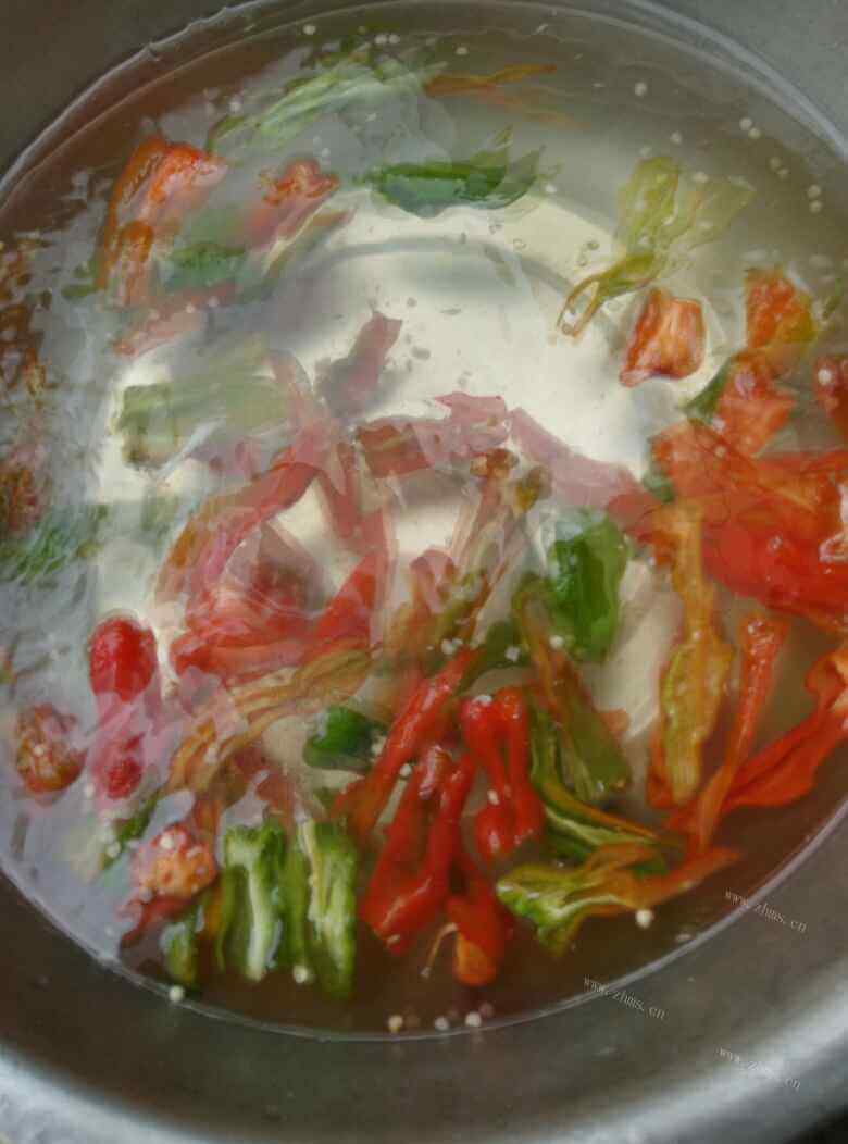 好吃的鸡肉炒辣椒鸡蛋做法图解1)