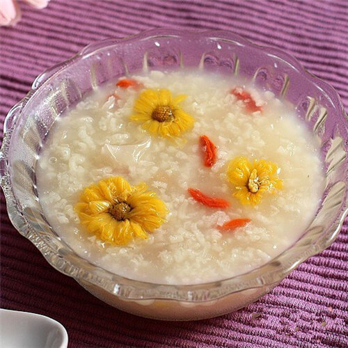 可口的银耳菊花汤