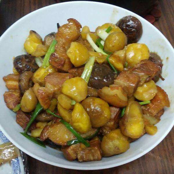 美味的五花肉焖烧板栗