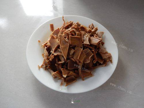 美味的甘笋猪脚筋洋葱汤做法图解2)