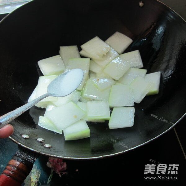 简易的家常辣椒烧冬瓜片做法图解4)