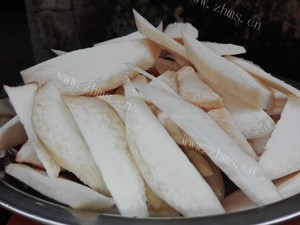 可口的杏鲍菇炖丸子做法图解2)