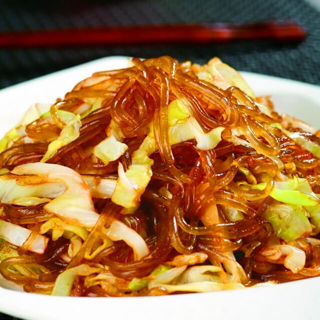 可口的泡椒包菜炒粉条