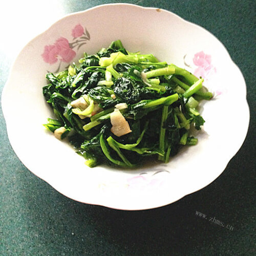 可口的浇汁蒜粒青菜苔 