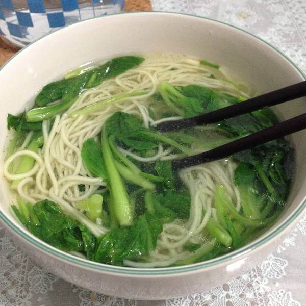 鲜美的鸡蛋白菜面