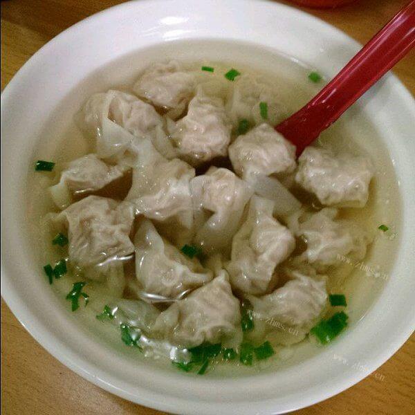 可爱的儿童小馄饨 