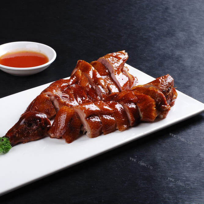 美味的香酥烤鸭
