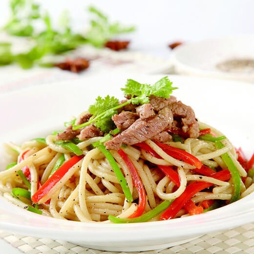 美味的香辣炒乌冬面