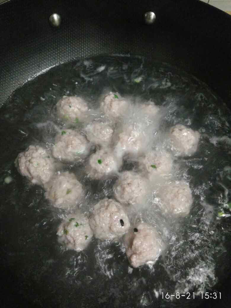 好吃的鸽子香菇肉丸汤做法图解5)