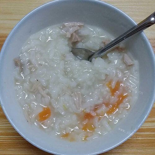 美味的咸猪肉煲红萝卜粥