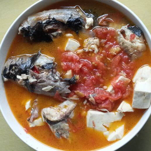 美味的鱼头西红柿豆腐汤