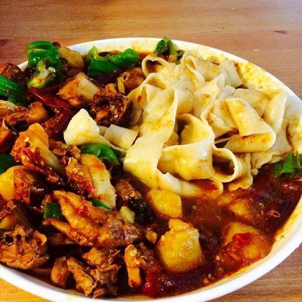 美味的大盘鸡盖面