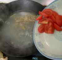 酸酸甜甜的番茄榨菜肉丝汤的做法图解三
