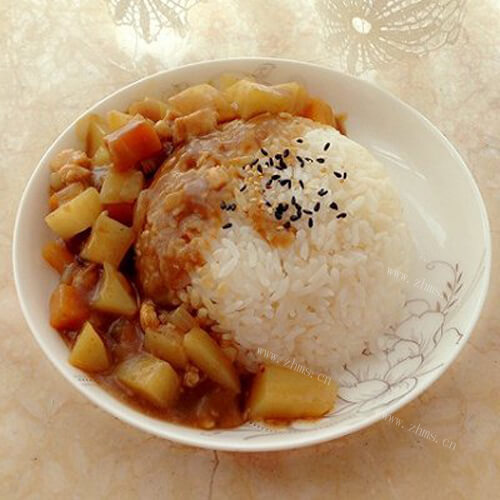 美味的咖喱鸡肉土豆饭