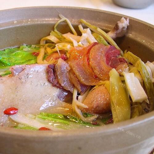 下饭必备的烤笋鸭肉火腿煲
