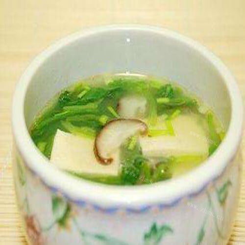 美味的虾皮豆腐香菇土豆菠菜
