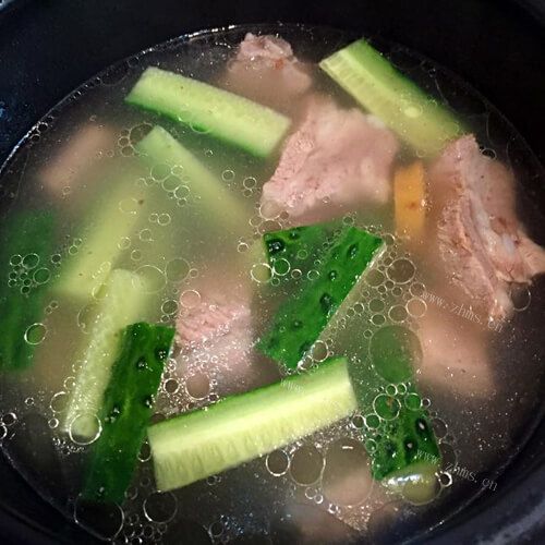 美味的凉瓜黄豆炖龙骨汤